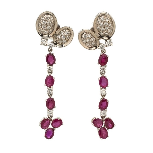 Pendientes largos de oro blanco con rubíes y diamantes - 0888 Pendientes largos realizados en oro blanco de 18k con dos formas o