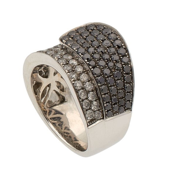 Sortija diamantes negros y grises Sortija de oro blanco con paves de diamantes grises y negros a dos niveles Sortija diamantes negros y grises Sortija de oro blanco con paves de diamantes grises y negros a dos niveles