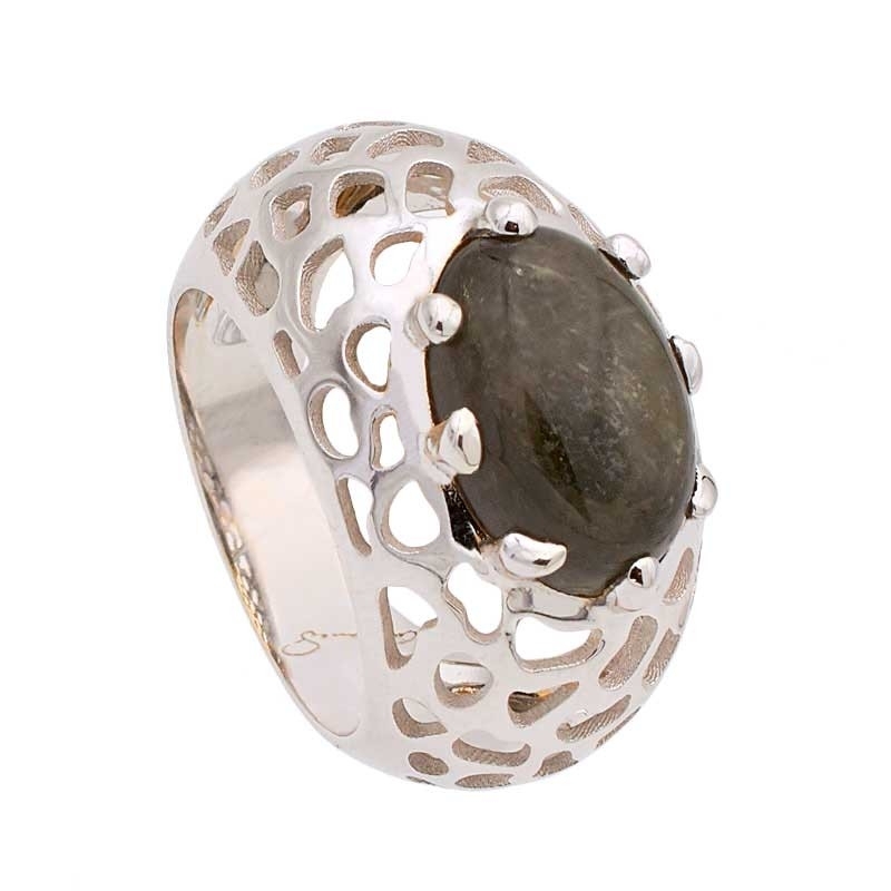 Sortija calada con turmalina Sortija de oro blanco con superficie calada y turmalina central