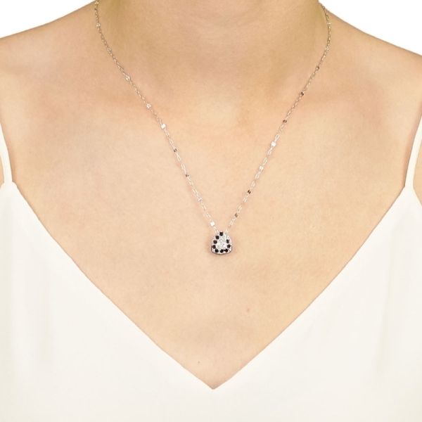 Colgante con diamantes blancos y negros - 1054 Colgante con cadena de forma triangular, realizado en oro blanco con nueve diaman Colgante con diamantes blancos y negros - 1054 Colgante con cadena de forma triangular, realizado en oro blanco con nueve diaman