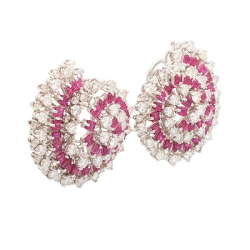 Pendientes en espiral con diamantes y rubíes Pendientes exclusivos de alta joyería elaborados en oro blanco de 18k en forma de e