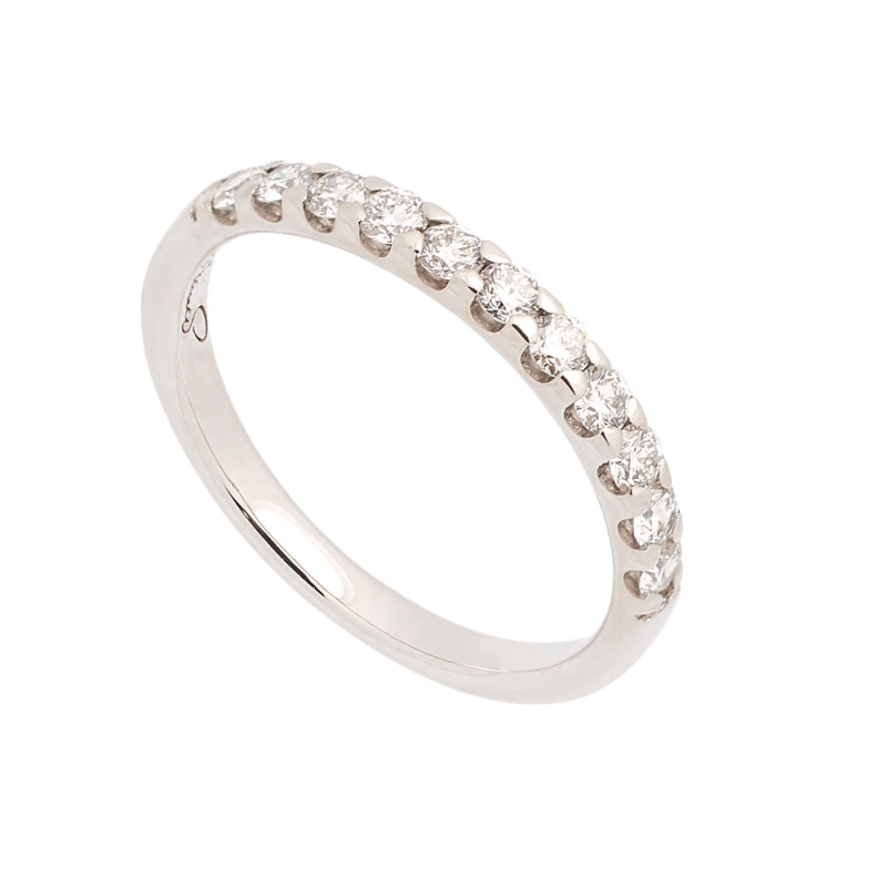 Media alianza fina de oro blanco y diamantes - 1090 Media alianza de oro blanco de 18k con once diamantes blancos en línea.