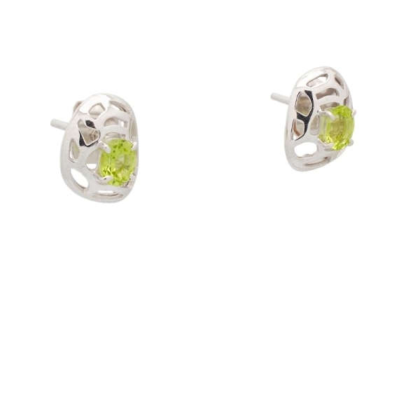 Pendientes de oro blanco calados con peridotos - 1244 Pendientes exclusivos de la Colección Deseada en oro blanco calado de 18k 