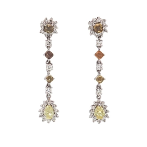 Pendientes largos de oro blanco con diamantes bicolor Pendientes largos realizados en oro blanco de 18k con diamantes blancos y 