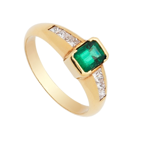 Sortija de oro amarillo con esmeralda y diamantes Sortija de oro amarillo con esmeralda central en talla cuadrada y diamantes en
