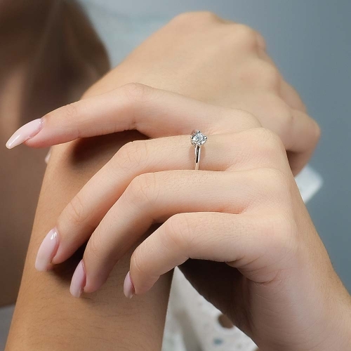 Solitario con diamante Solitario de oro blanco con diamante de 0.50 ct montado en cuatro garras