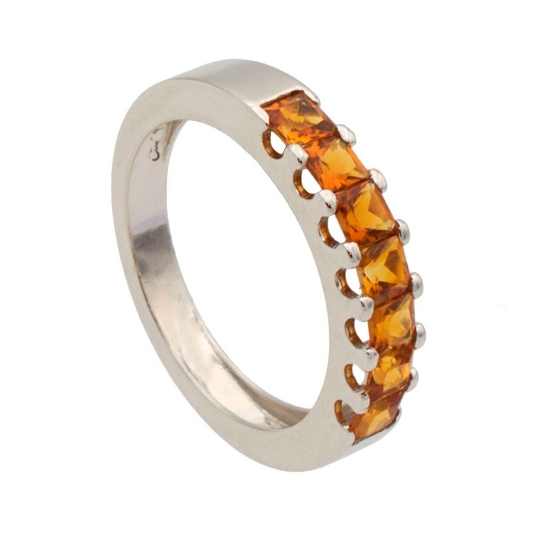 Media alianza con cuarzo citrino Media alianza de oro blanco, con siete gemas de cuarzo citrino dispuestas en línea