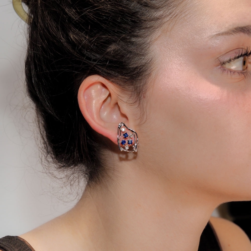 Pendientes de oro blanco con zafiros y brillantes Pendientes en oro blanco con diseño orgánico y elegante, engastados con 6 zafi 2
