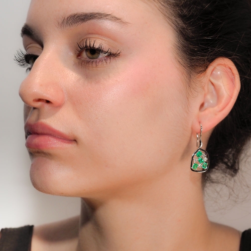 Pendientes de oro blanco con brillantes y esmeraldas Pendientes en oro blanco con diseño contemporáneo, engastados con 8 esmeral