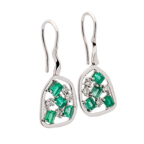 Pendientes de oro blanco con brillantes y esmeraldas Pendientes en oro blanco con diseño contemporáneo, engastados con 8 esmeral