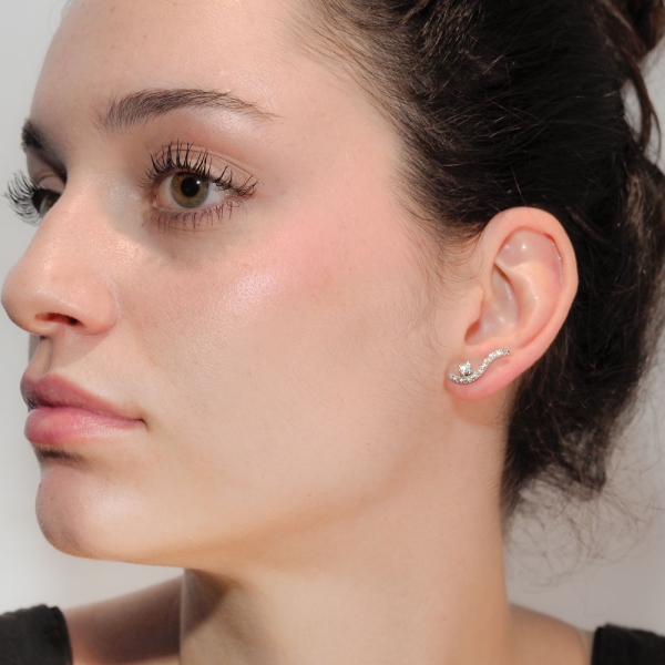 Pendientes trepadores de oro blanco y brillantes Pendientes trepadores en oro blanco con diseño ondulado y moderno, engastados c