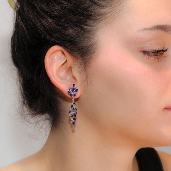 Pendientes oro blanco largos Pendientes largos en oro blanco con un diseño floral elegante, engastados con 34 zafiros (5.80 ct) 