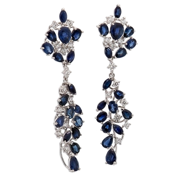 Pendientes oro blanco largos Pendientes largos en oro blanco con un diseño floral elegante, engastados con 34 zafiros (5.80 ct) 