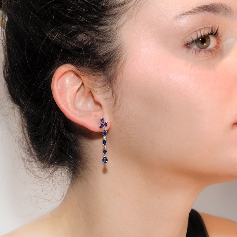 Pendientes oro blanco con brillantes y zafiros Pendientes en oro blanco con un diseño colgante delicado, engastados con 14 zafir 2