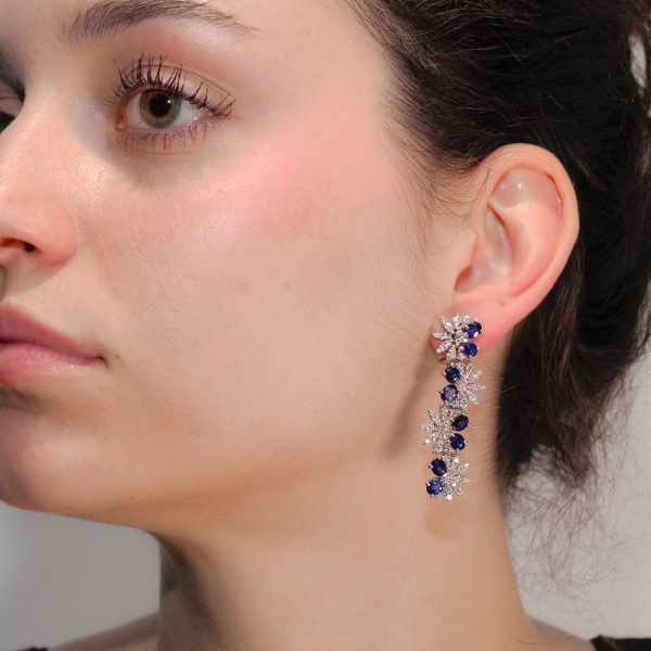 Pendientes de oro blanco largos con zafiros y brillantes Pendientes largos en oro blanco con un diseño deslumbrante en forma de 