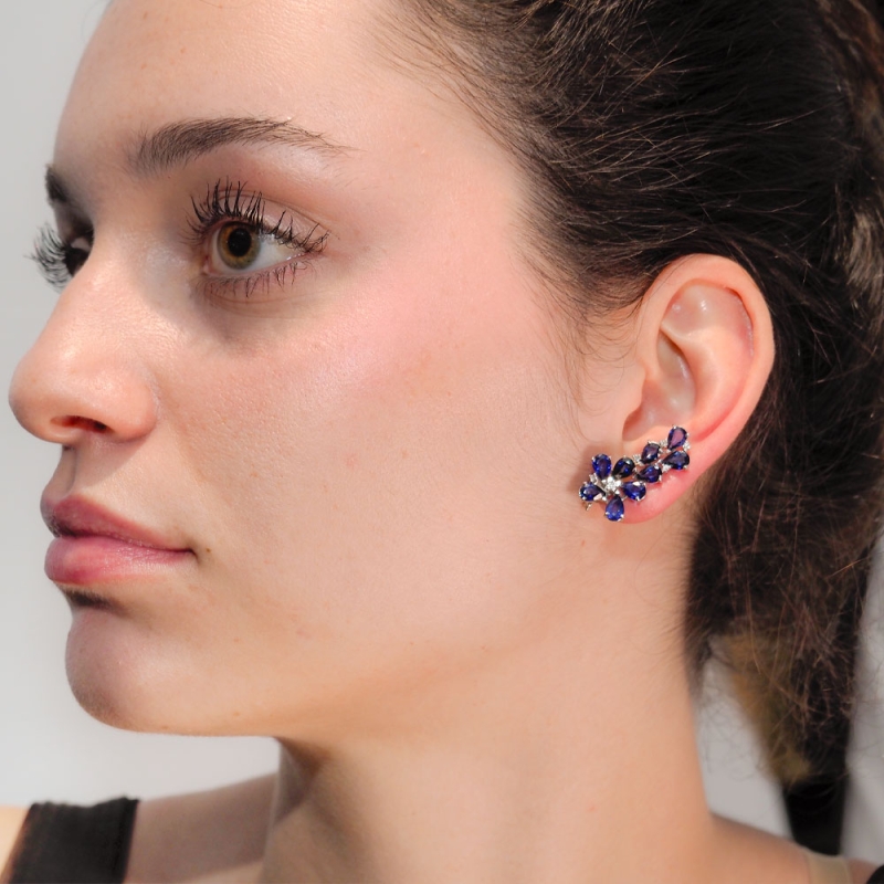 Pendientes de oro blanco con zafiros y brillantes Pendientes en oro blanco con diseño trepador floral, engastados con 18 zafiros 2