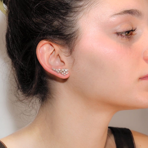 Pendientes trepadores de oro blanco con brillantes Pendientes trepadores en oro blanco con diseño curvo y elegante, engastados c