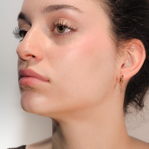 Pendientes de oro amarillo medio aro flor Pendientes de oro amarillo medio aro con colgante en forma de flor estilizada, un dise