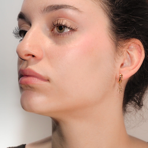 Pendientes de oro amarillo medio aro flor Pendientes de oro amarillo medio aro con colgante en forma de flor estilizada, un dise