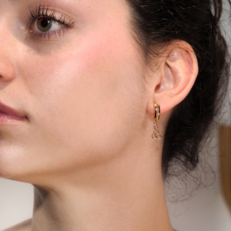 Pendientes de oro amarillo con motivos geométricos en forma de lagrima Pendientes de oro amarillo en medio aro con colgante de m 2