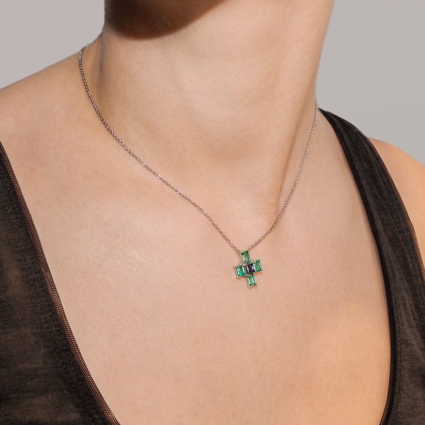 Colgante en forma de cruz con esmeraldas y zafiro Colgante en forma de cruz con 4 esmeraldas (1,20 ct) y 1 zafiro central (0,22 