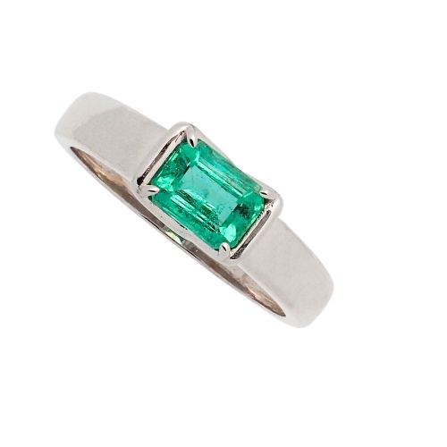 Sortija oro blanco y esmeralda rectangular Sortija en oro blanco con una esmeralda central de 0,65 quilates, talla rectangular y