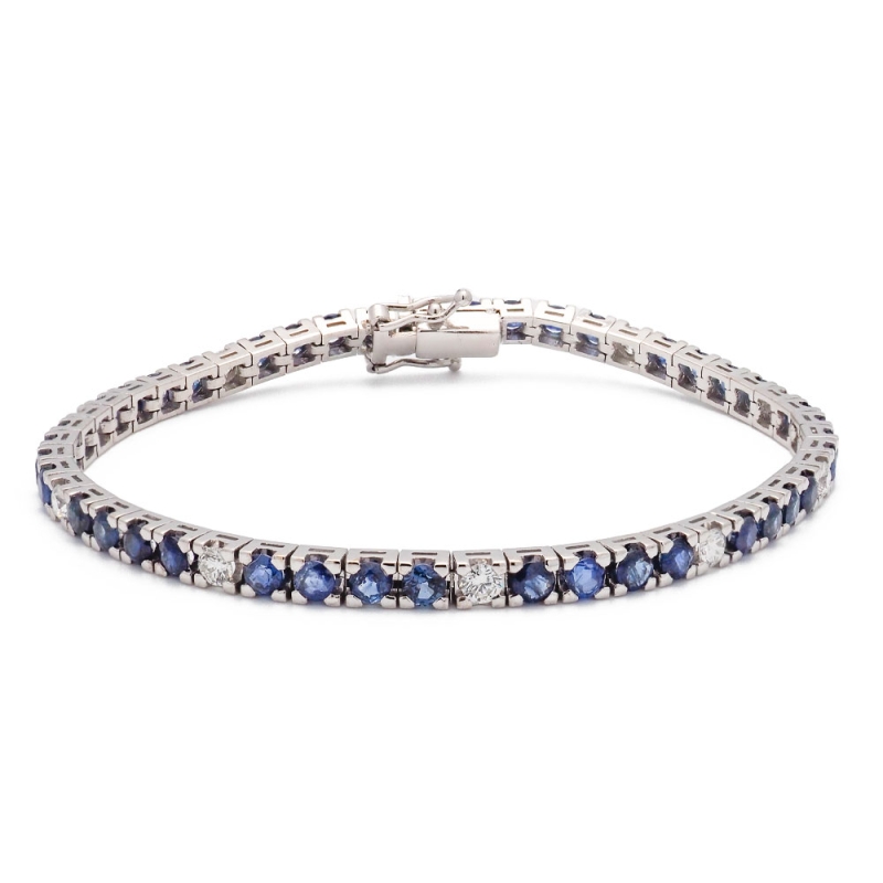 Pulsera riviere con zafiros y brillantes Pulsera rivière elaborada en oro blanco, engastada con 40 zafiros (6,04 ct) y 10 brilla