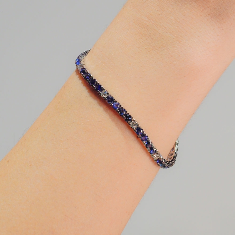 Pulsera riviere con zafiros y brillantes Pulsera rivière elaborada en oro blanco, engastada con 40 zafiros (6,04 ct) y 10 brilla 2