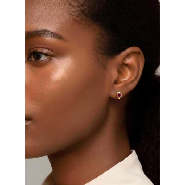 Pendientes de oro amarillo con 2 Rubíes 0,27C Colección DIVINA Pendientes tipo botón elaborados en oro amarillo pulido, con un d