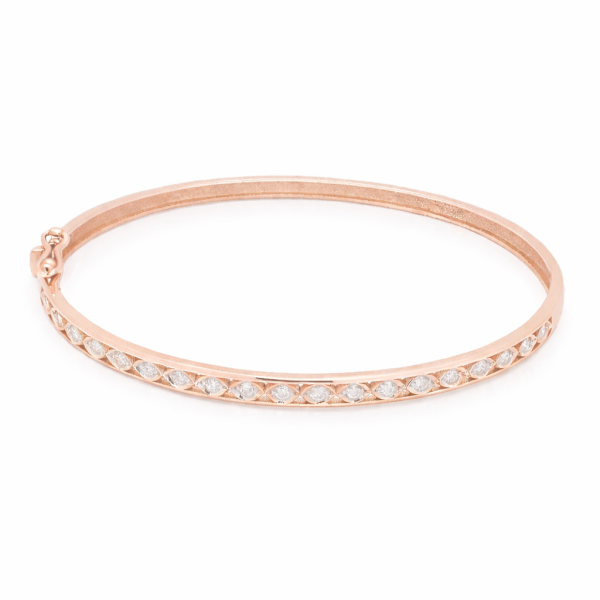 Pulsera rígida de oro rosa con diamantes Pulsera rígida realizada en oro rosa de 18k con 19 diamantes