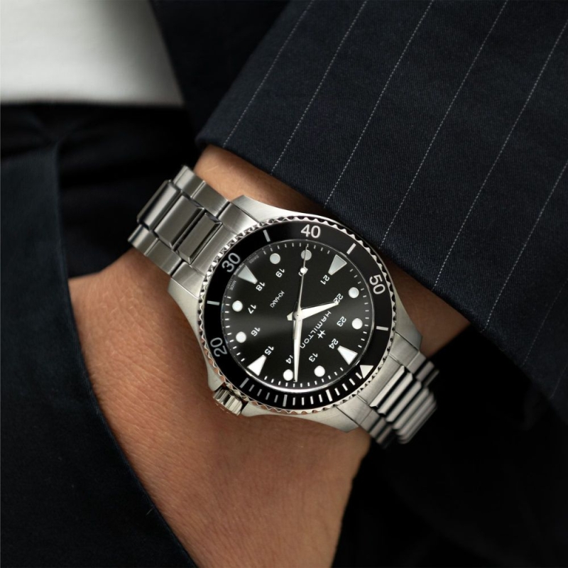 Hamilton Navy Scuba QUARTZ - H82201131 El Khaki Navy Scuba Quartz de 37 mm, con su estilo deportivo y su gran funcionalidad, mar 2